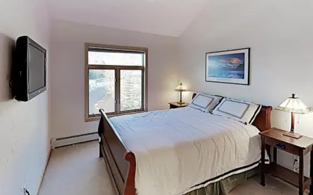 photo 5 of Townhouse near Lake Dillon in Frisco by RedAwning