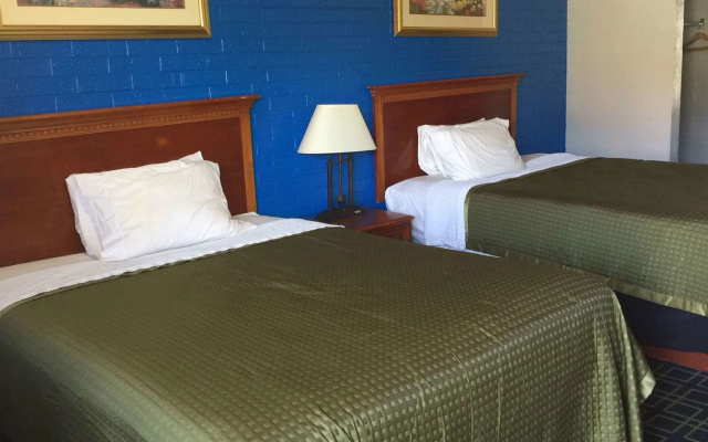 photo 2 of Trade Winds Inn Clinton