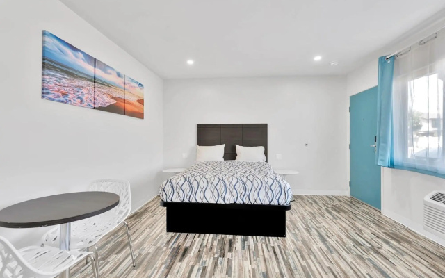 photo 5 of Tradewinds Motel