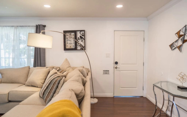 photo 2 of Tranquil 2BR Home in Beautiful Neighborhood (P24)
