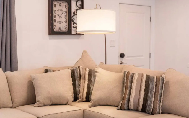 photo 4 of Tranquil 2BR Home in Beautiful Neighborhood (P24)
