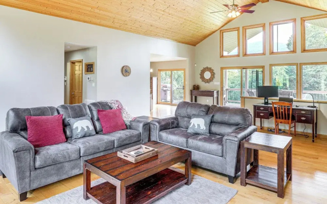 photo 2 of Mtn Views & Hot Tub: 6-acre Blue Ridge Retreat!
