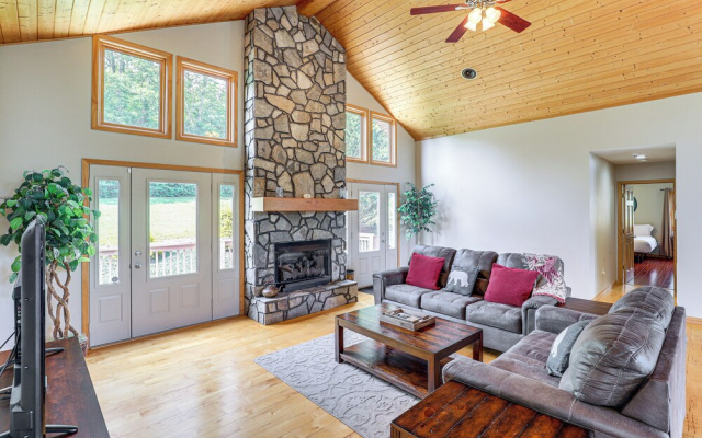photo 4 of Mtn Views & Hot Tub: 6-acre Blue Ridge Retreat!