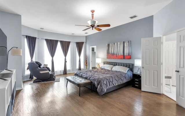 photo 2 of Tranquil Arlington Retreat With Private Pool 6 Bedroom Home