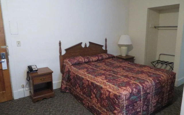 photo 5 of Travelers Hotel