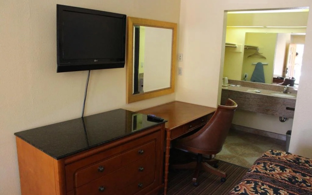photo 2 of Travelers Inn