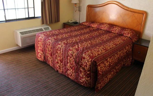 photo 3 of Travelers Inn