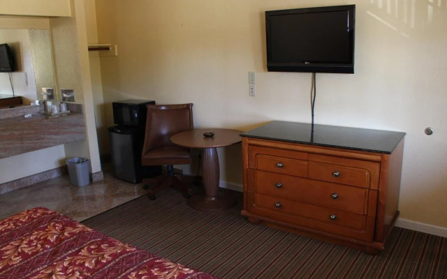photo 4 of Travelers Inn