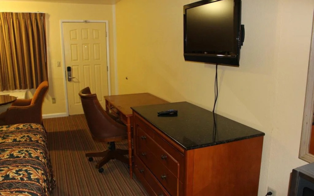 photo 5 of Travelers Inn