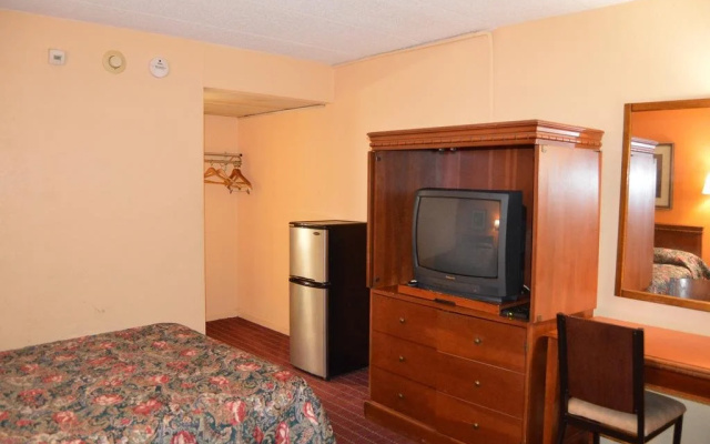 photo 4 of Travelers Inn