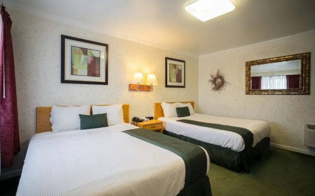 photo 4 of Travelers Inn