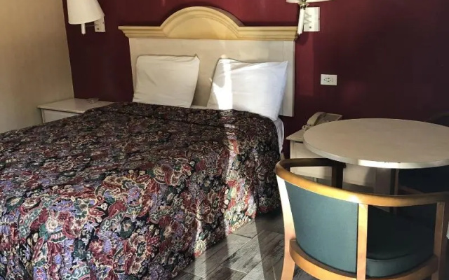 photo 4 of Travelers Inn