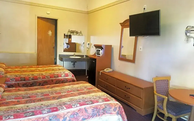 photo 2 of Travelers Lodge