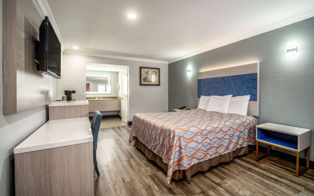 photo 2 of Travelodge Inn & Suites by Wyndham Bell Los Angeles Area