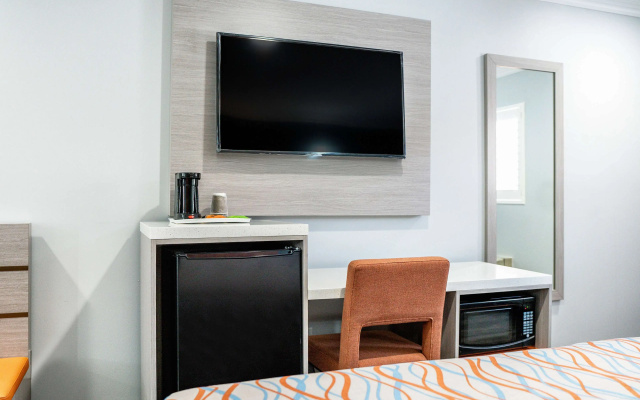 photo 3 of Travelodge Inn & Suites by Wyndham Bell Los Angeles Area