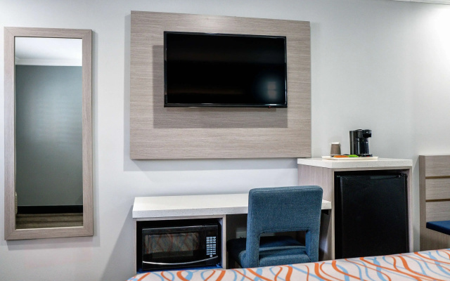 photo 4 of Travelodge Inn & Suites by Wyndham Bell Los Angeles Area
