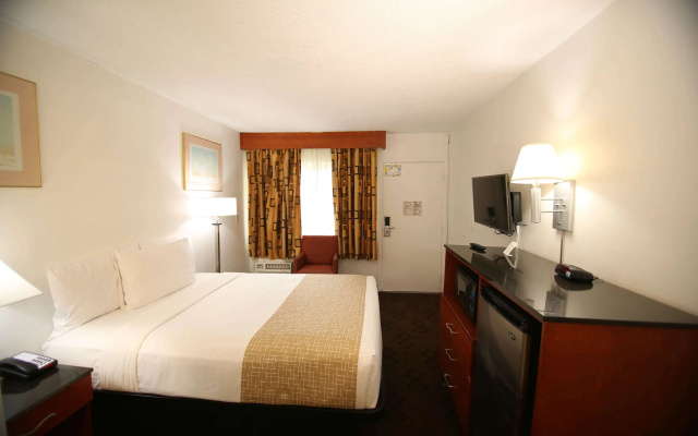 photo 3 of Travelodge by Wyndham Burbank-Glendale