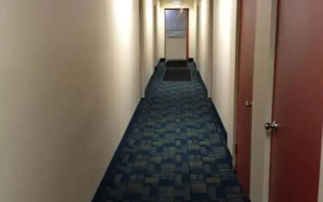 photo 2 of Travelodge by Wyndham Cleveland Lakewood