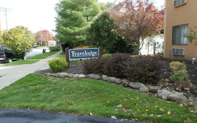 photo 3 of Travelodge by Wyndham Cleveland Lakewood