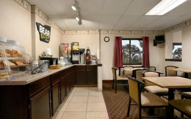 photo 5 of Travelodge by Wyndham Cleveland Lakewood
