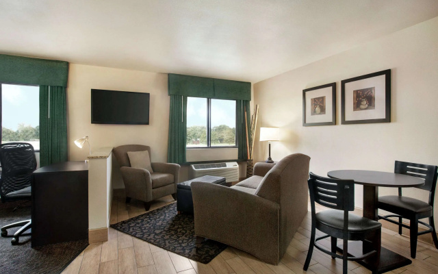 photo 2 of Travelodge by Wyndham Livonia