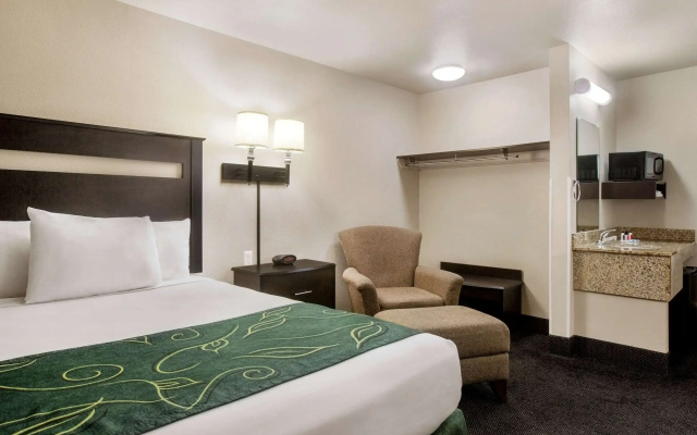photo 3 of Travelodge by Wyndham Livonia