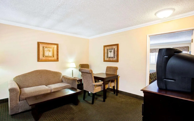 photo 4 of Travelodge by Wyndham Chatsworth