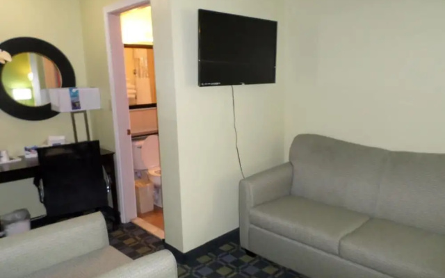 photo 2 of Travelodge Cleveland Lakewood