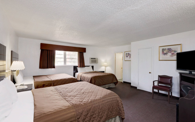 photo 3 of Travelodge Cleveland Lakewood