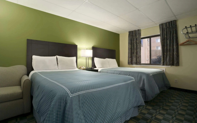 photo 2 of Travelodge by Wyndham Cleveland Lakewood