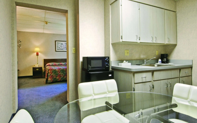photo 4 of Travelodge by Wyndham Cleveland Lakewood