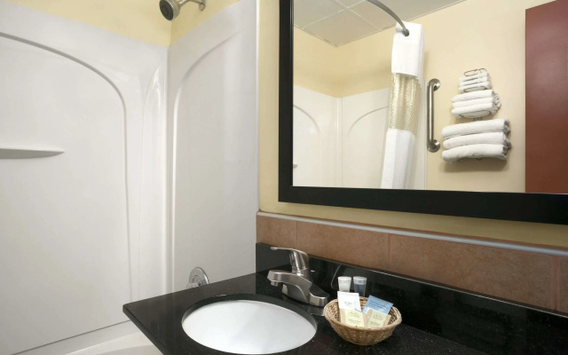 photo 5 of Travelodge by Wyndham Cleveland Lakewood