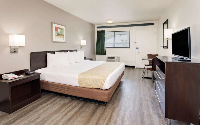 photo 3 of Travelodge by Wyndham College Park