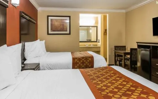photo 3 of Travelodge Corona