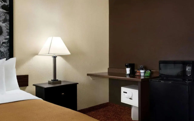 photo 5 of Super 8 by Wyndham Des Moines