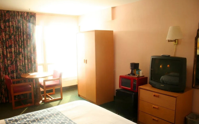 photo 4 of Finger Lakes Hotel