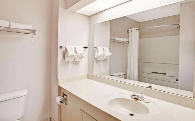 photo 4 of Travelodge by Wyndham Fort Lauderdale
