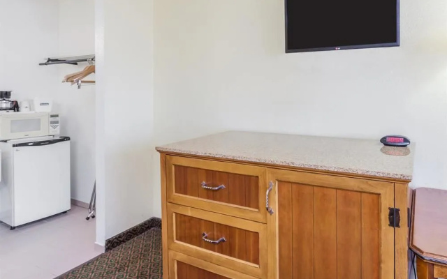 photo 4 of Travelodge by Wyndham Fullerton Near Anaheim