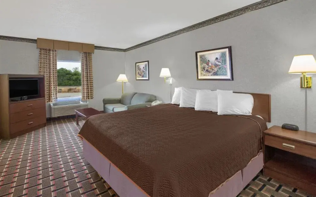 photo 5 of Travelodge Grand Rapids