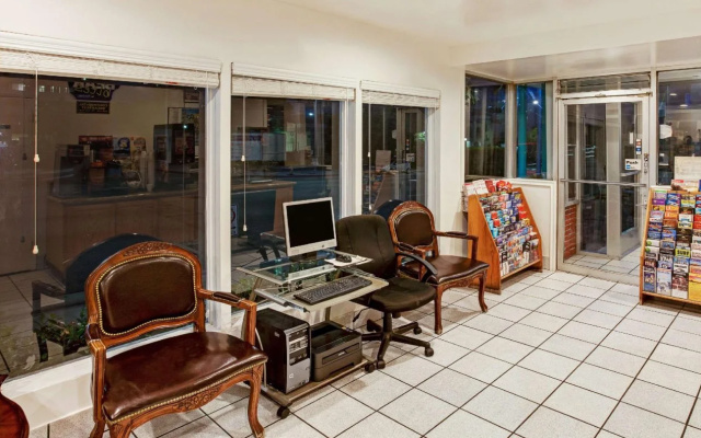 photo 2 of Travelodge by Wyndham Hollywood-Vermont/Sunset