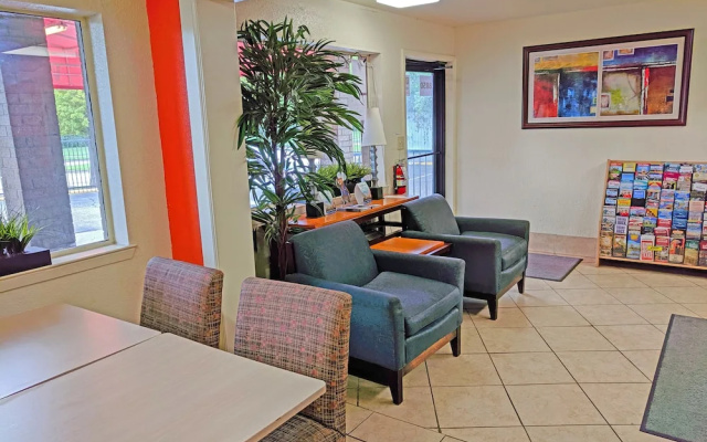 photo 2 of Travelodge Houston Hobby Airport