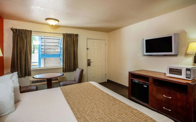 photo 5 of Travelodge Houston Hobby Airport