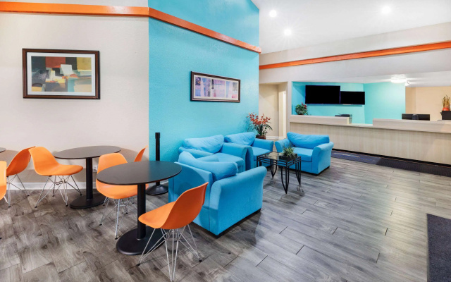 photo 2 of Howard Johnson by Wyndham Houston Hobby Airport
