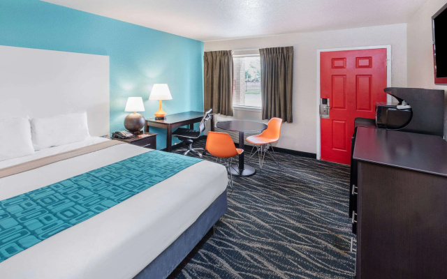 photo 4 of Howard Johnson by Wyndham Houston Hobby Airport
