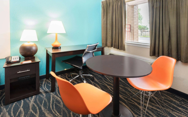 photo 5 of Howard Johnson by Wyndham Houston Hobby Airport