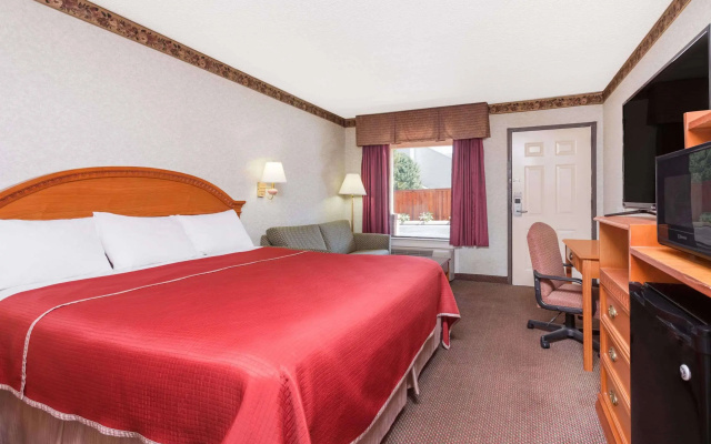 photo 4 of Regency Inn & Suites-Hamilton Place