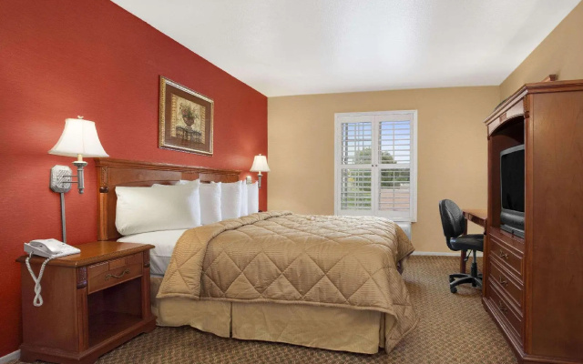 photo 2 of Travelodge Inn & Suites by Wyndham Gardena CA