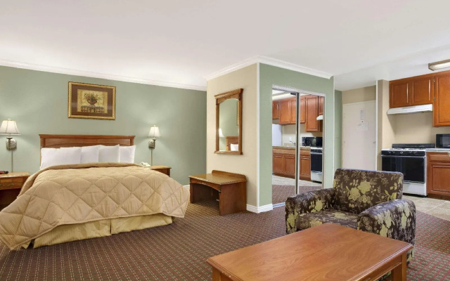 photo 3 of Travelodge Inn & Suites by Wyndham Gardena CA
