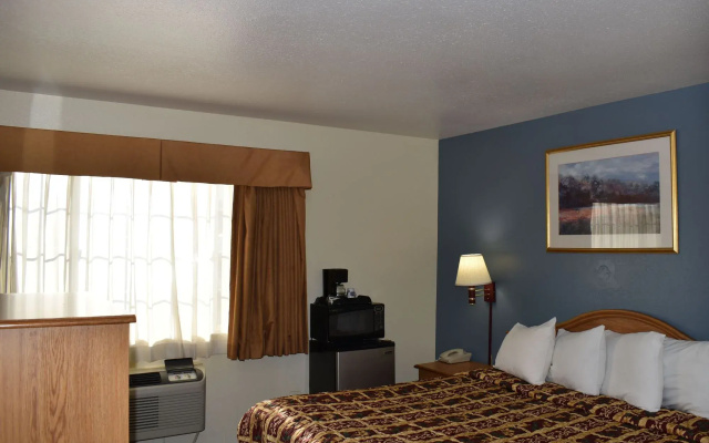 photo 2 of Travelers Inn Medford