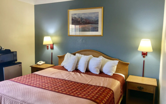 photo 3 of Travelers Inn Medford